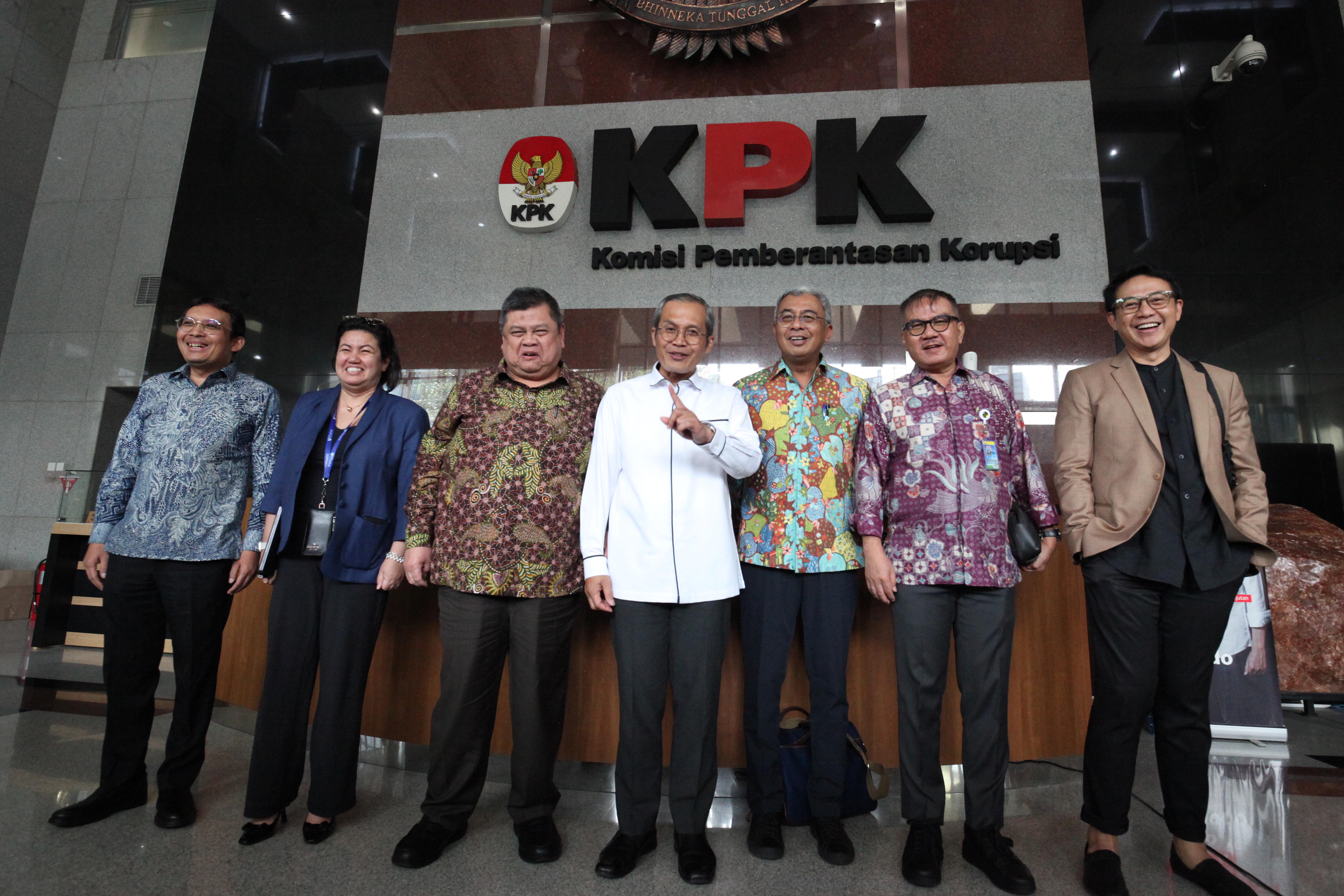  Ketua Pansel KPK Yusuf Ateh (ketiga kiri) didampingi anggota dan Wakil Ketua Wakil Ketua KPK Alexander Marwata (tengah)