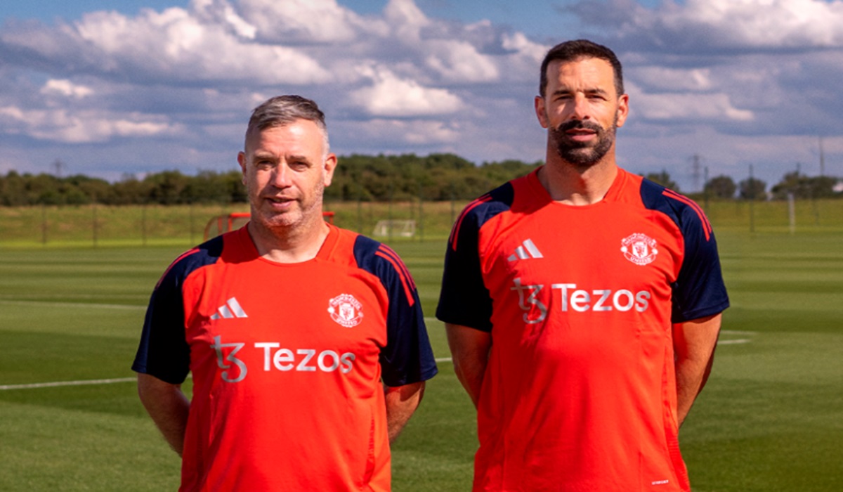 Asisten pelatih baru Manchester United, Ruud van Nistelrooy (kanan) dan Rene Hake