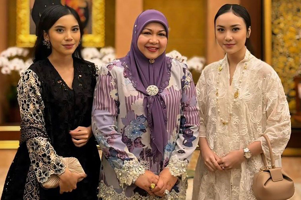 Pendiri Studio Tui Jos Vanesha Marsha dan Hani Kenisha berfoto dengan Mariam Azis (tengah) di Brunei Darussalam.