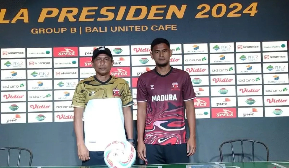 Pelatih Kepala Madura United Widodo Cahyono Putro (kiri) bersama pemainnya Haudi Abdillah di sela jumpa pers H-1 melawan Persija