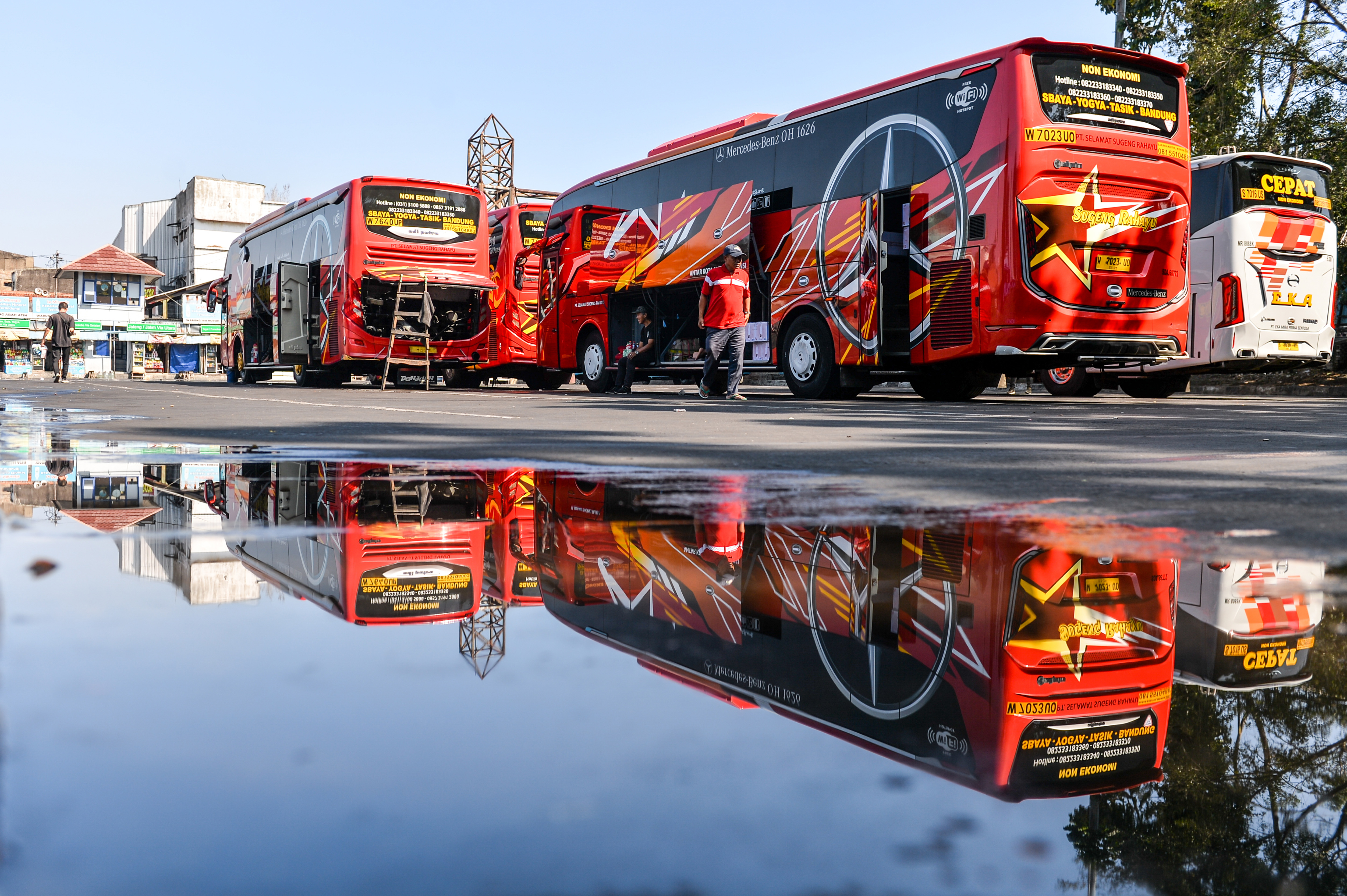 Sejumlah bus diparkir menunggu jadwal pemberangkatan di Terminal Cicaheum, Kota Bandung. 