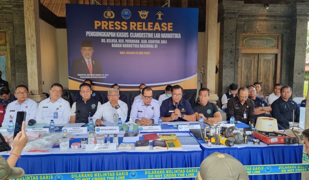 Penggrebekan lab clandestine di sebuah vila di Kecamatan Payangan, Bali
