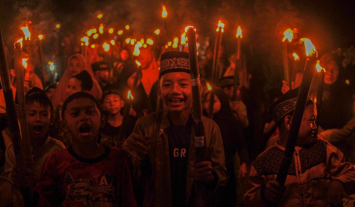 Sejumlah warga membawa obor saat mengikuti Pawai Tahun Baru Islam di Tunas Baru, Muaro Jambi, Jambi, Selasa (18/7/2023).