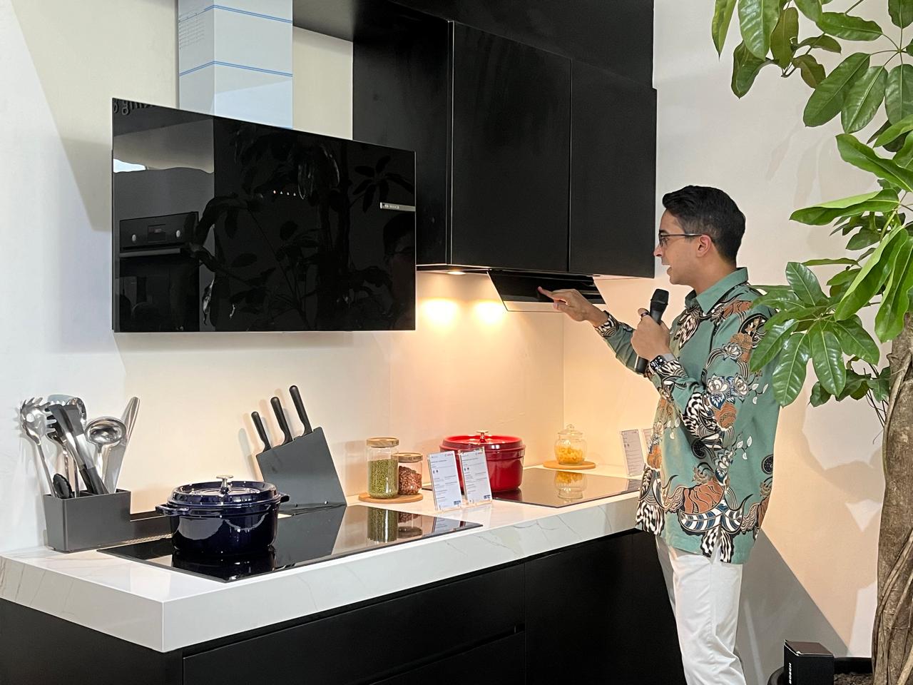 Cooker hood (pengisap asap) yang ditampilkan di Bosch Home Experience Center IDD ini membuat dapur lebih rapi. 