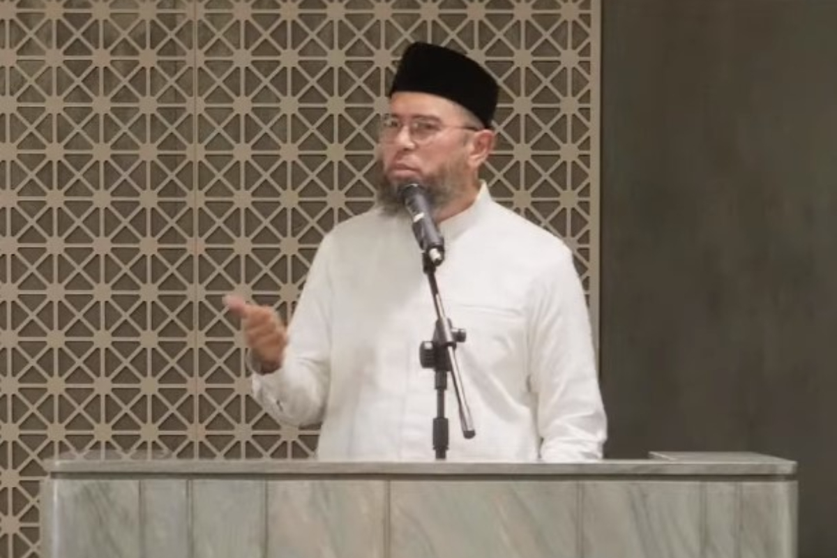 Ustadz Muhammad Nuzul Dzikri sengan mengisi ceramahnya