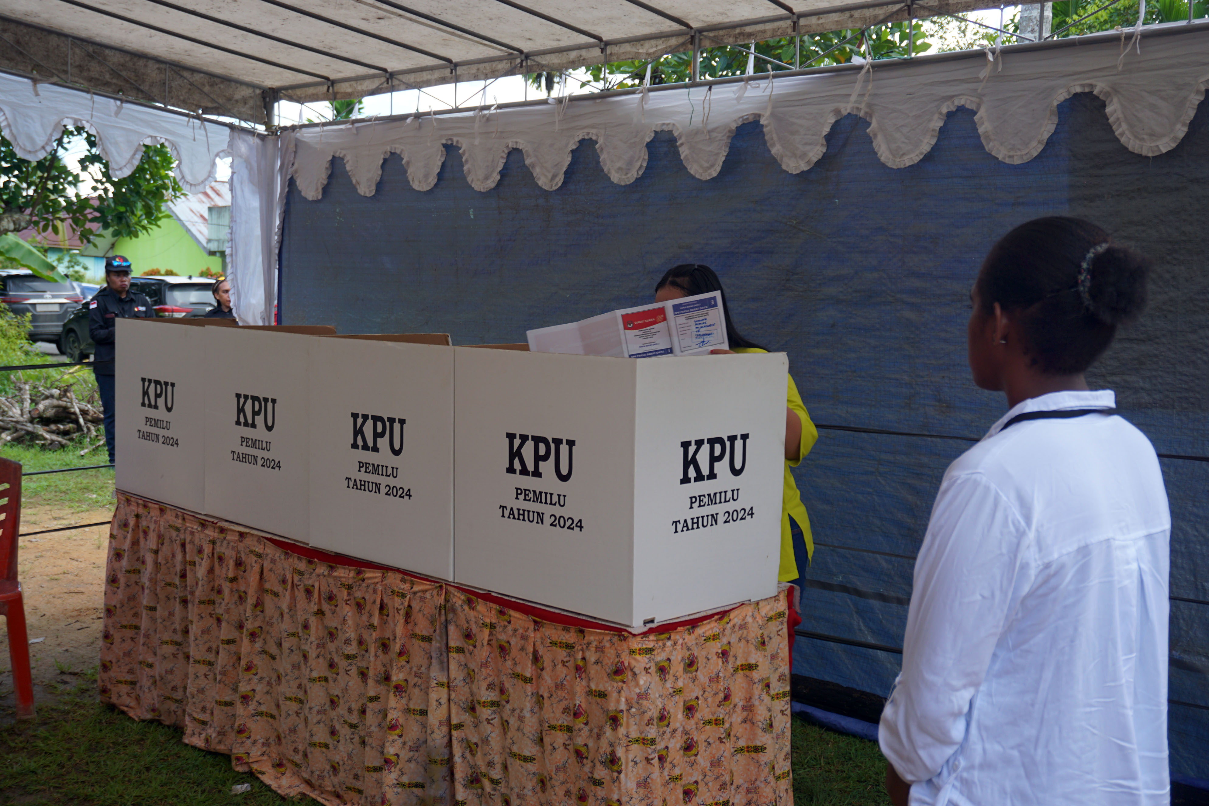 Petugas KPPS berjaga di depan bilik suara di TPS di Distrik Aimas Kabupaten Sorong, Papua Barat Daya Sabtu (29/6/2024) dalam rangka PSU. 