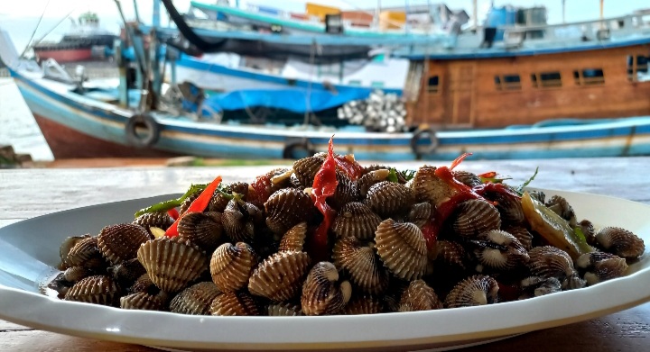 Kerang darah saus tiram, salah satu makanan favorit di Bangka Belitung.