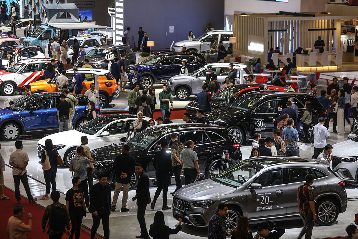 Ribuan pengunjungi mendatangi GIIAS 2024 di Indonesia Convention Exhibition BSD, Kamis (18/7).