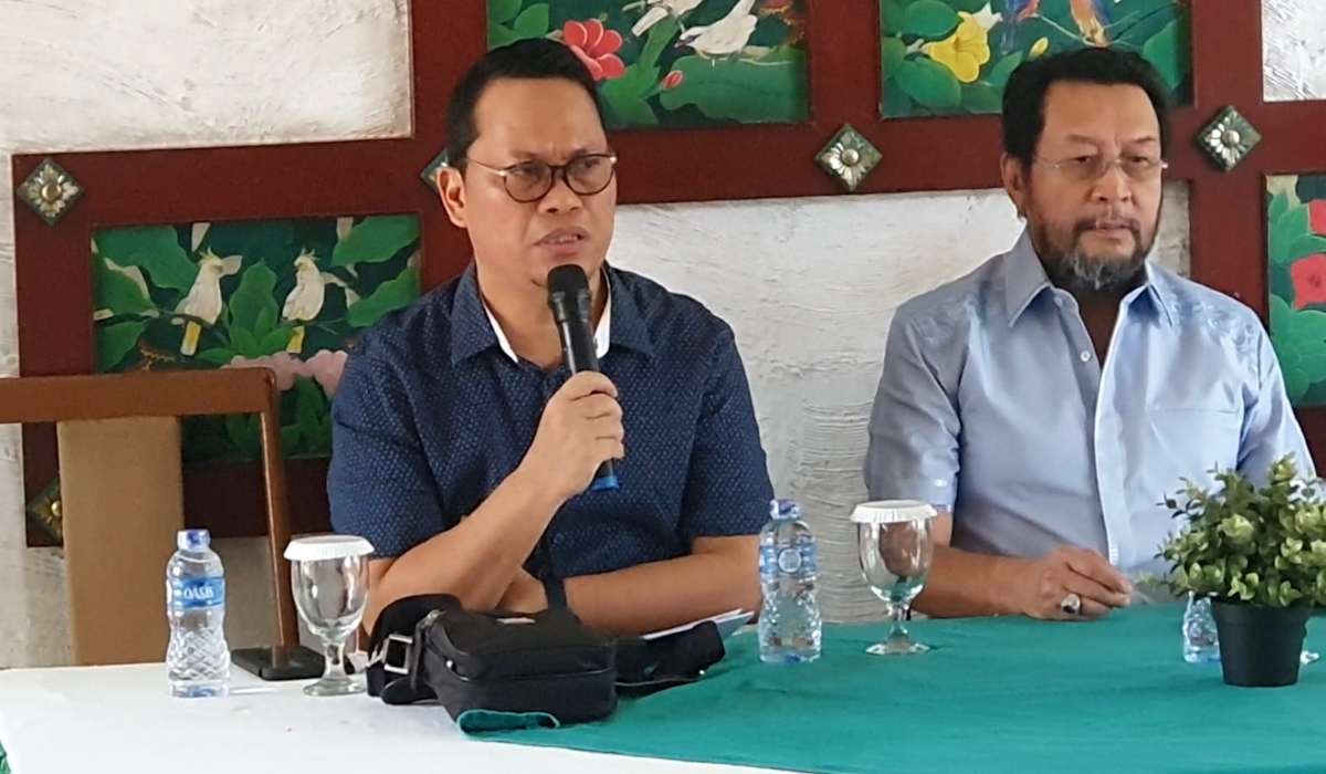 Hasan Basri (kiri), Yorrys Raweyai (kanan). 