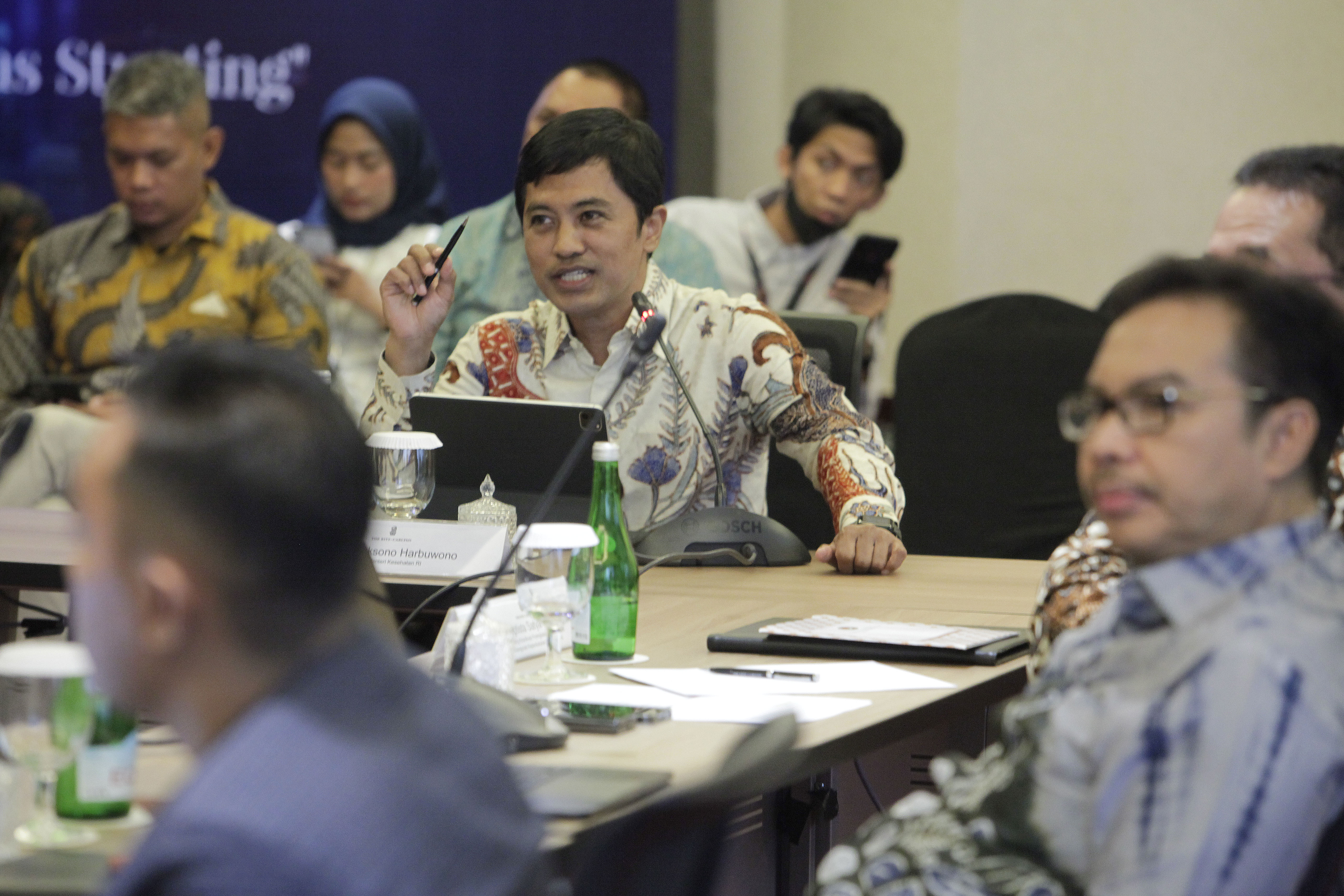 Waki Menteri Kesehatan Dante Saksono Harbuwono (tengah)