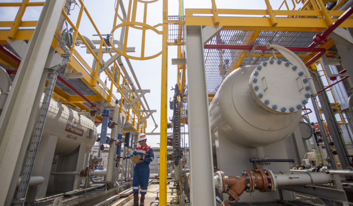 Petugas melakukan pengecekan parameter separator produksi di Stasiun Pengumpul ABG Pertamina EP Jatibarang Field di Indramayu, Jawa Barat
