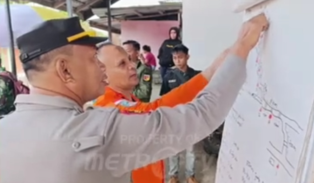 Tim SAR gabungan melakukan upaya pencarian para korban hilang di tambang emas Gorontalo yang terkena longsor.