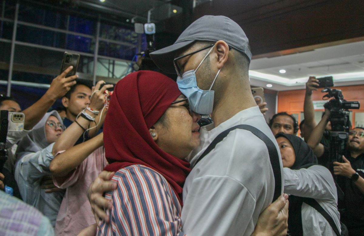 Terdakwa mantan Dirut Pertamina Karen Agustiawan memeluk kerabat seusai menjalani sidang pembacaan putusan oleh majelis hakim.