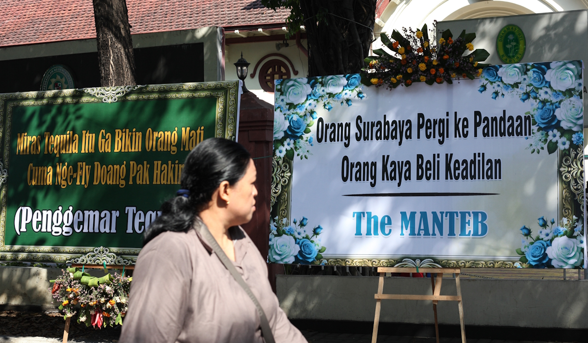 Karangan bunga bernada kekecewaan terhadap keputusan majelis hakim yang memutus bebas Gregorius Ronald Tannur