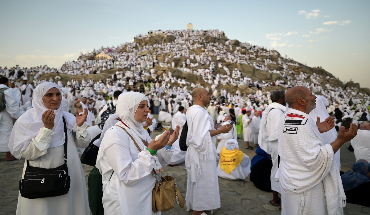 Umat Islam memanjatkan doa menjelang wukuf di Jabal Rahmah, Arafah, Makkah, Arab Saudi.