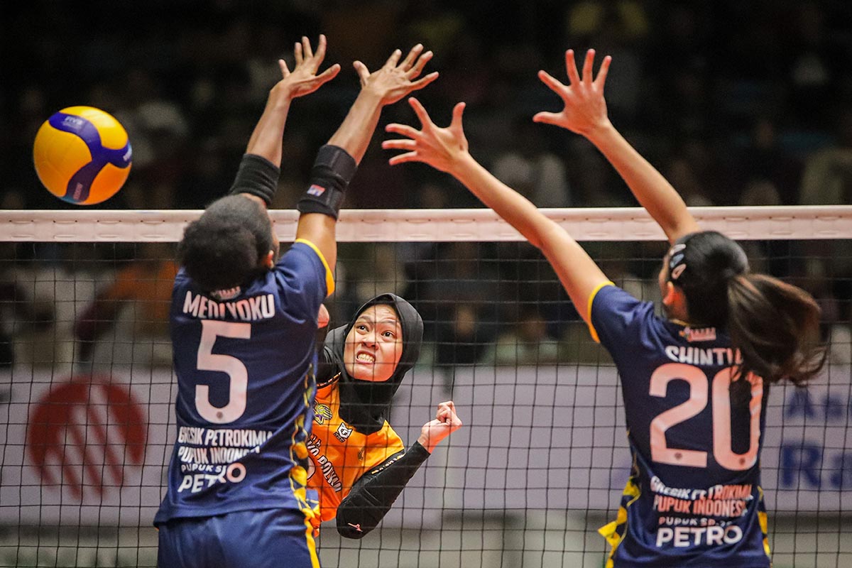 Pevoli putri Jakarta Popsivo Polwan Arsela Nuari Purnama (tengah) melakukan smes saat melawan Gresik Petrokimia Pupuk Indonesia.