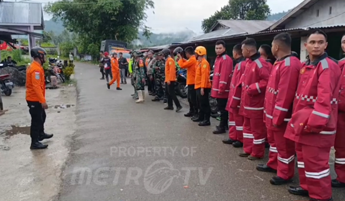 Tim SAR gabungan yang diterjunkan melakukan pencarian korban longsor tambang emas di Gorontalo.
