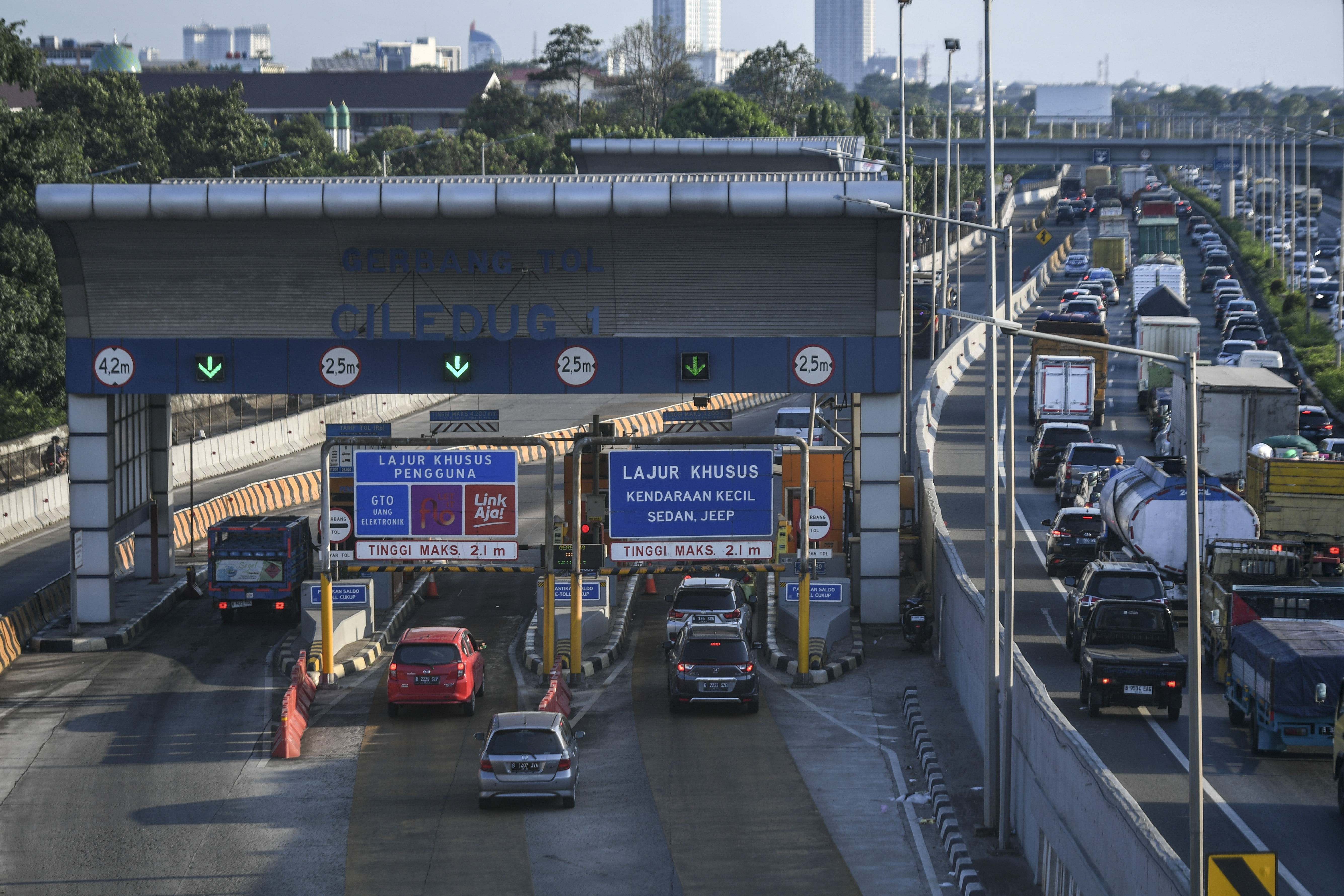 Sejumlah pengendara mobil memasuki jalan tol Lingkar Luar Jakarta (JORR) melalui gerbang tol Ciledug, Jakarta.