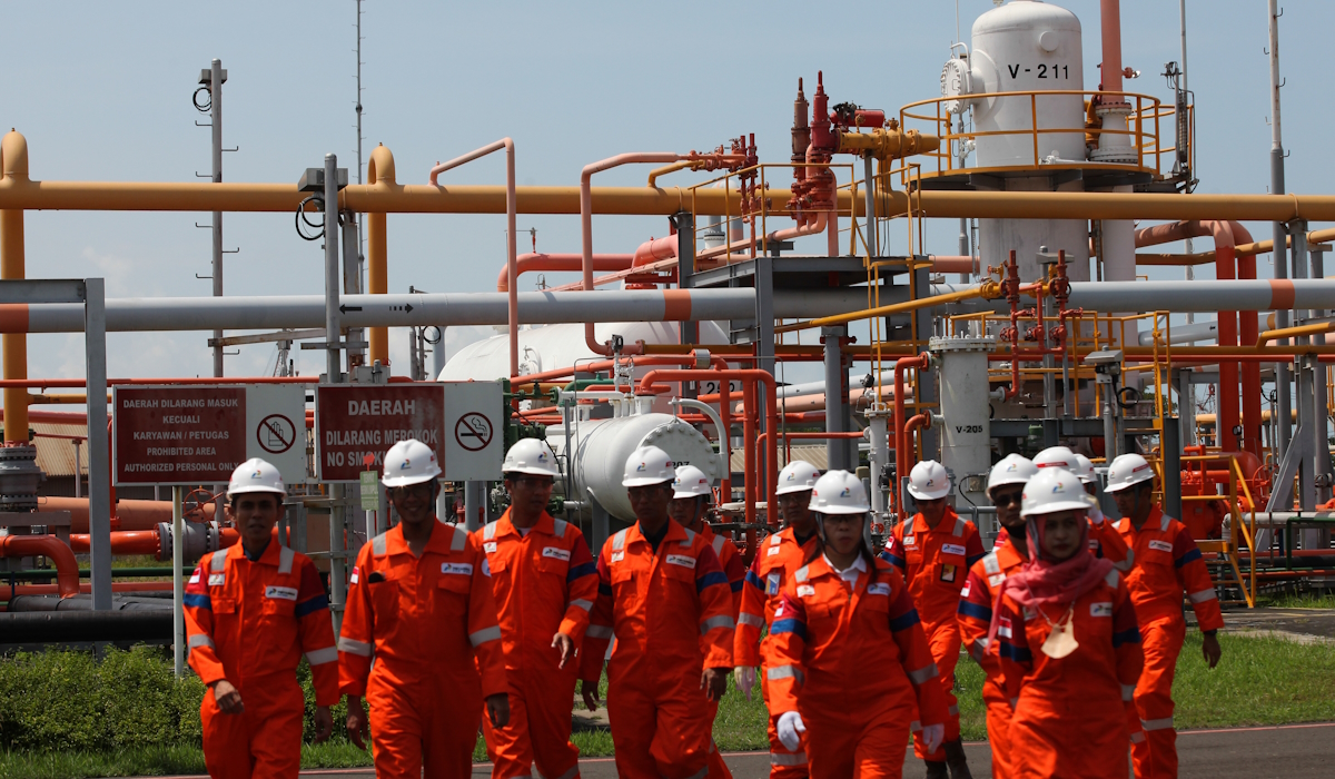 Petugas dari berbagai instansi mengecek pipa gas di Onshore Receiving Facility PHE WMO, Gresik 