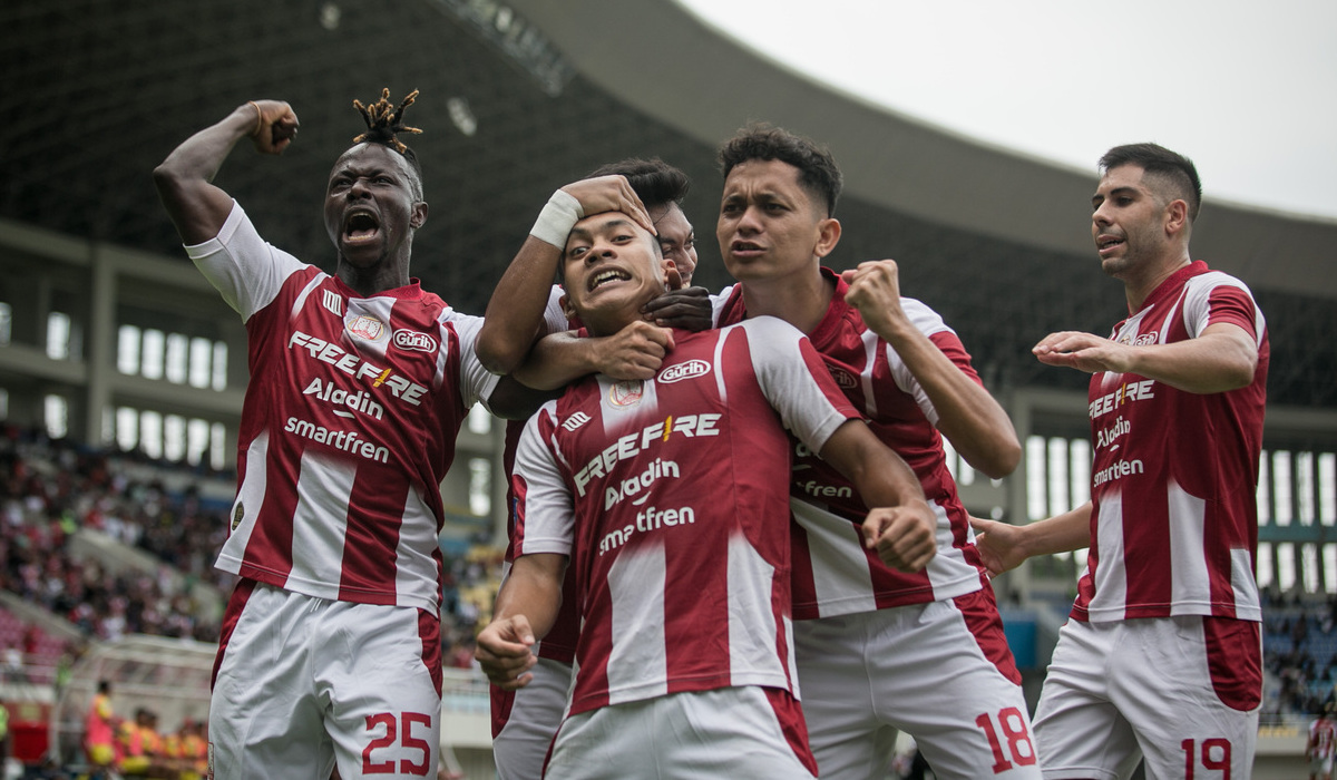 Pesepak bola Persis Solo Althaf Indie Alrizky (kedua kiri) berselebrasi bersama rekannya.