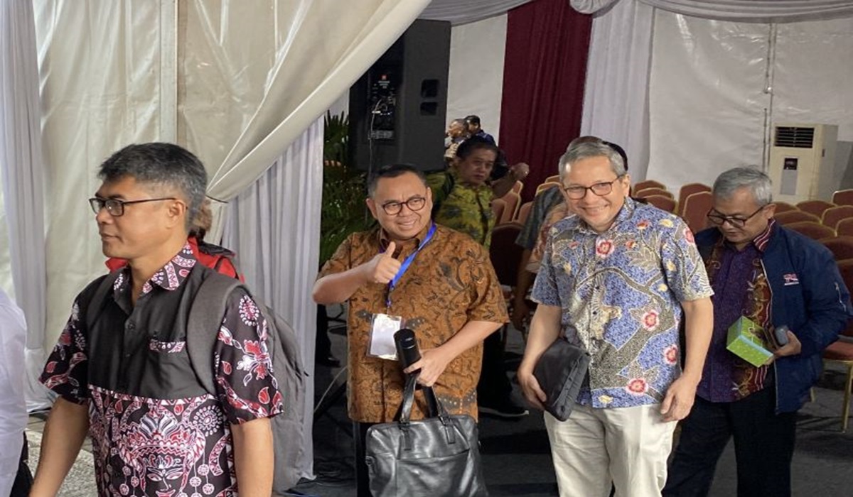 Mantan Menteri ESDM Sudirman Said (tengah) berjalan menuju ruang tes tertulis calon pimpinan KPK periode 2024–2029, Rabu (31/7).