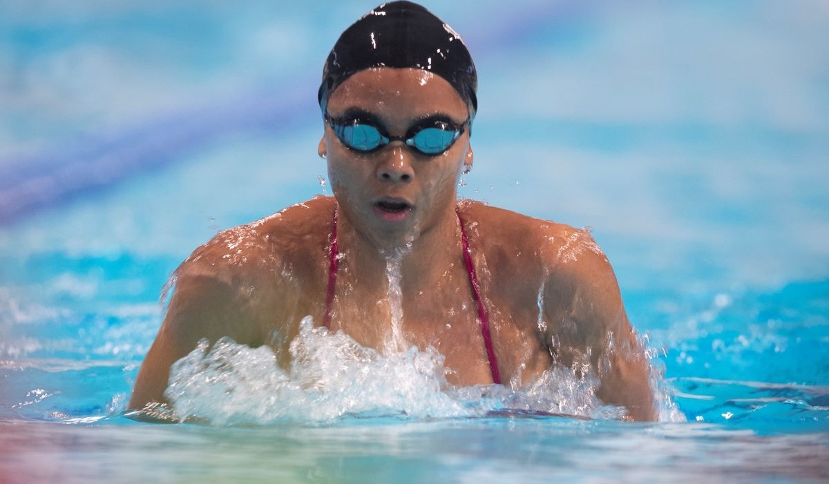 Perenang putri Azzahra Permatahani berlatih di Stadion Akuatik GBK, Senayan, Jakarta, Rabu (10/7/2024).