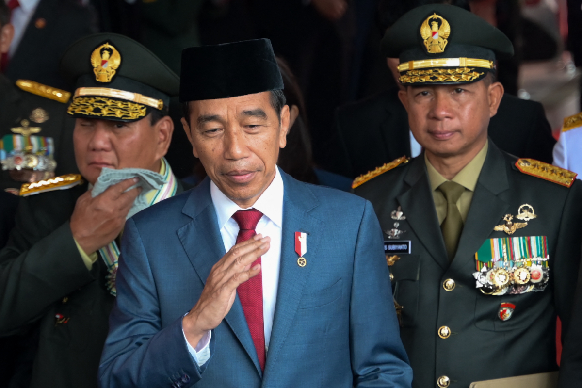 Presiden Joko Widodo (tengah) berjalan bersama Menteri Pertahanan Prabowo Subianto (kanan) dan Kepala Staf Kepresidenan Moeldoko (kiri) usai