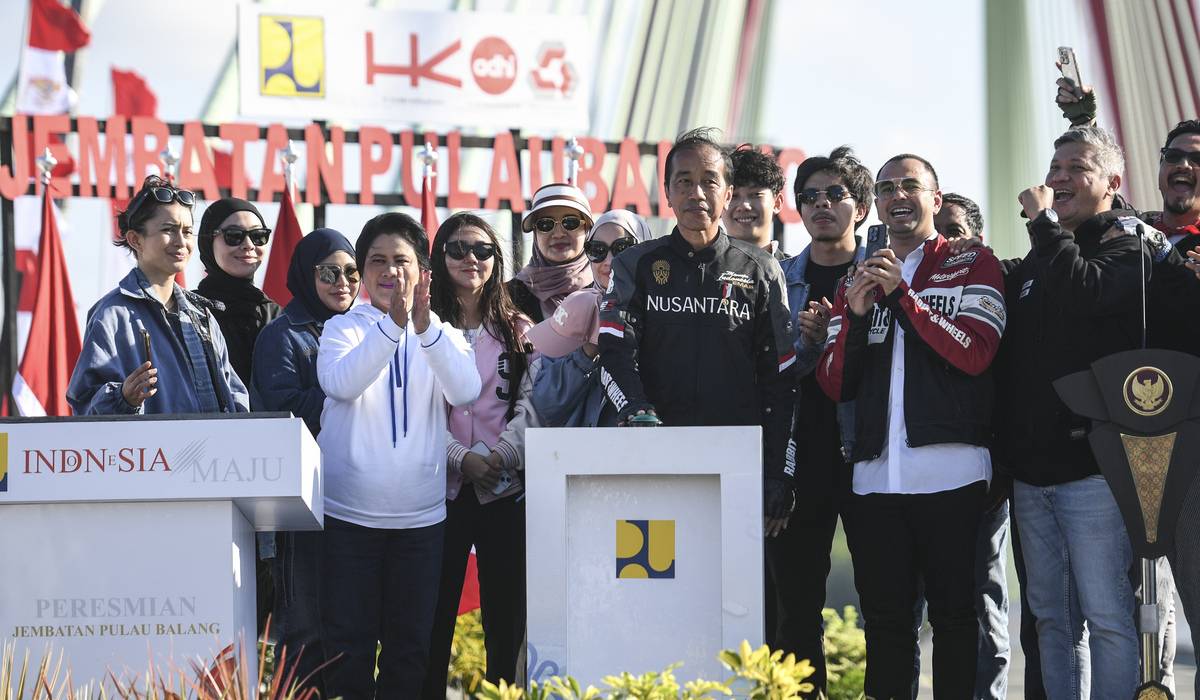 Presiden Jokowi bersama para influencer saat di IKN.