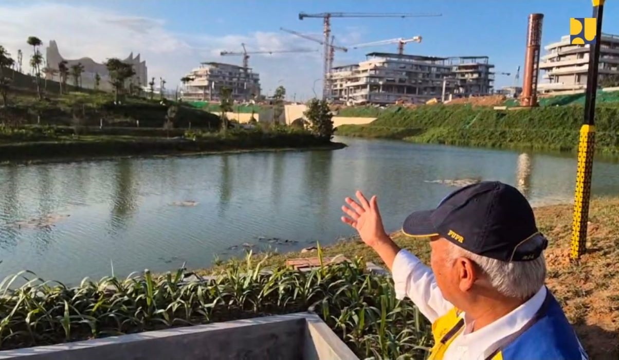 Menteri PU-Pera Basuki Hadimuljono meninjau sambil menikmati senja di Embung MBH Kawasan Inti Pusat Pemerintahan (KIPP) IKN, Senin (29/7).