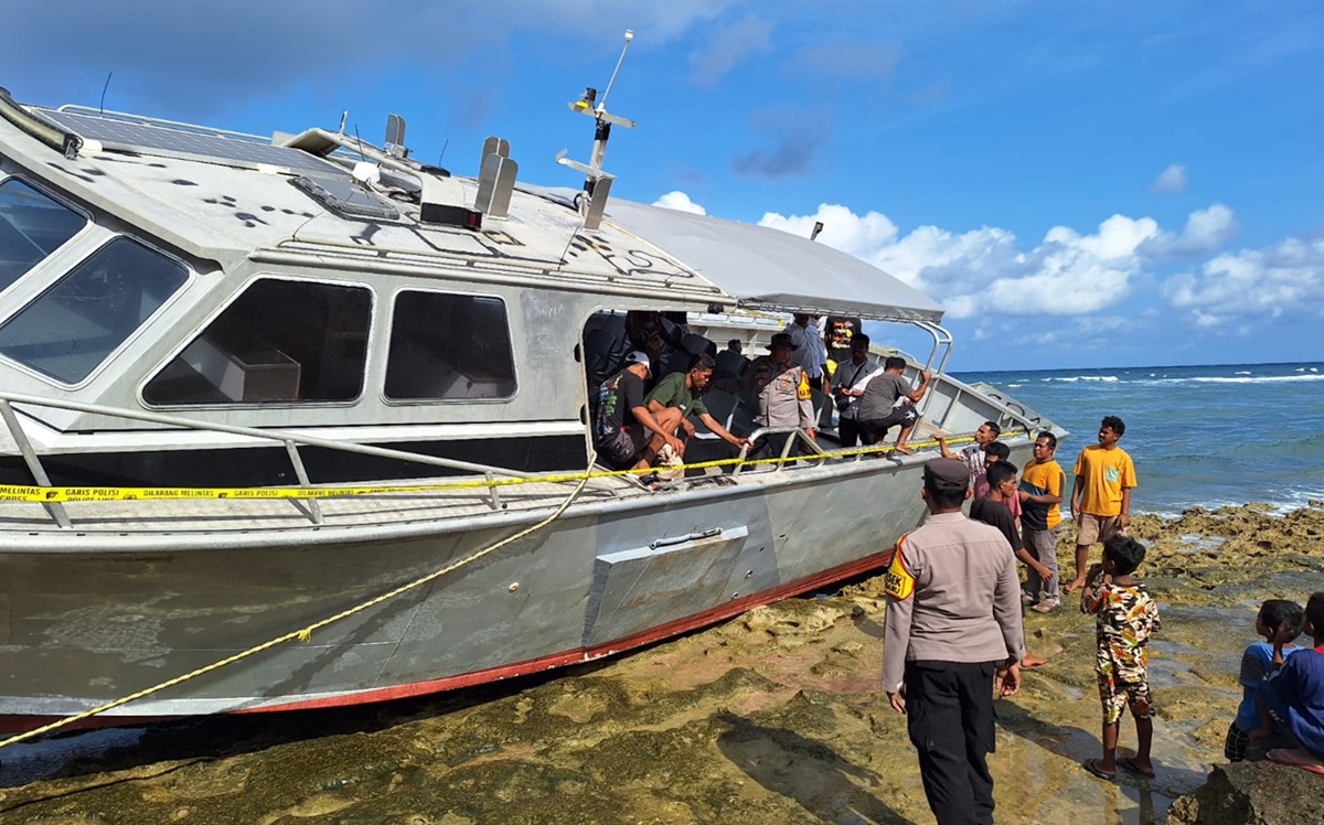 Dua kapal yang mengangakut 44 imigran Bangladesh dan Rohingya terdampar di Pulau Rote, NTT, Senin (8/7).