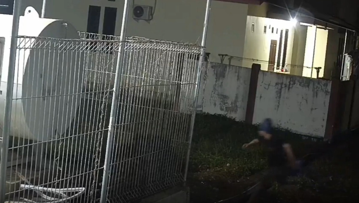 Kapolda Sulawesi Barat irjen Pol Adang Ginanjar akan memberi sanksi tegas kepada anggotanya yang mengakibatkan lima orang tahanan kabur