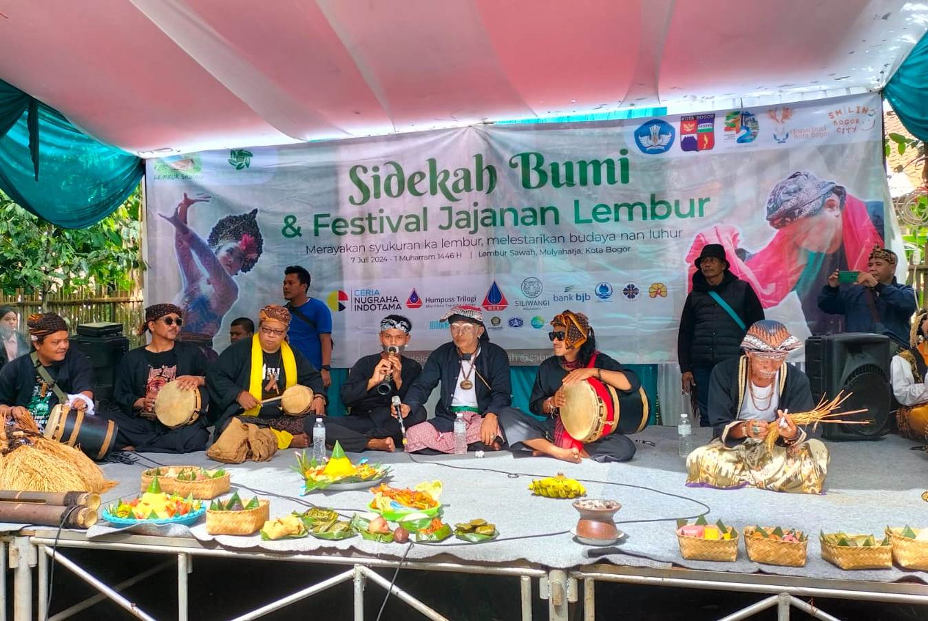 Warga menghadiri helaran Sidekah Bumi dan Festival Jajanan Lembur