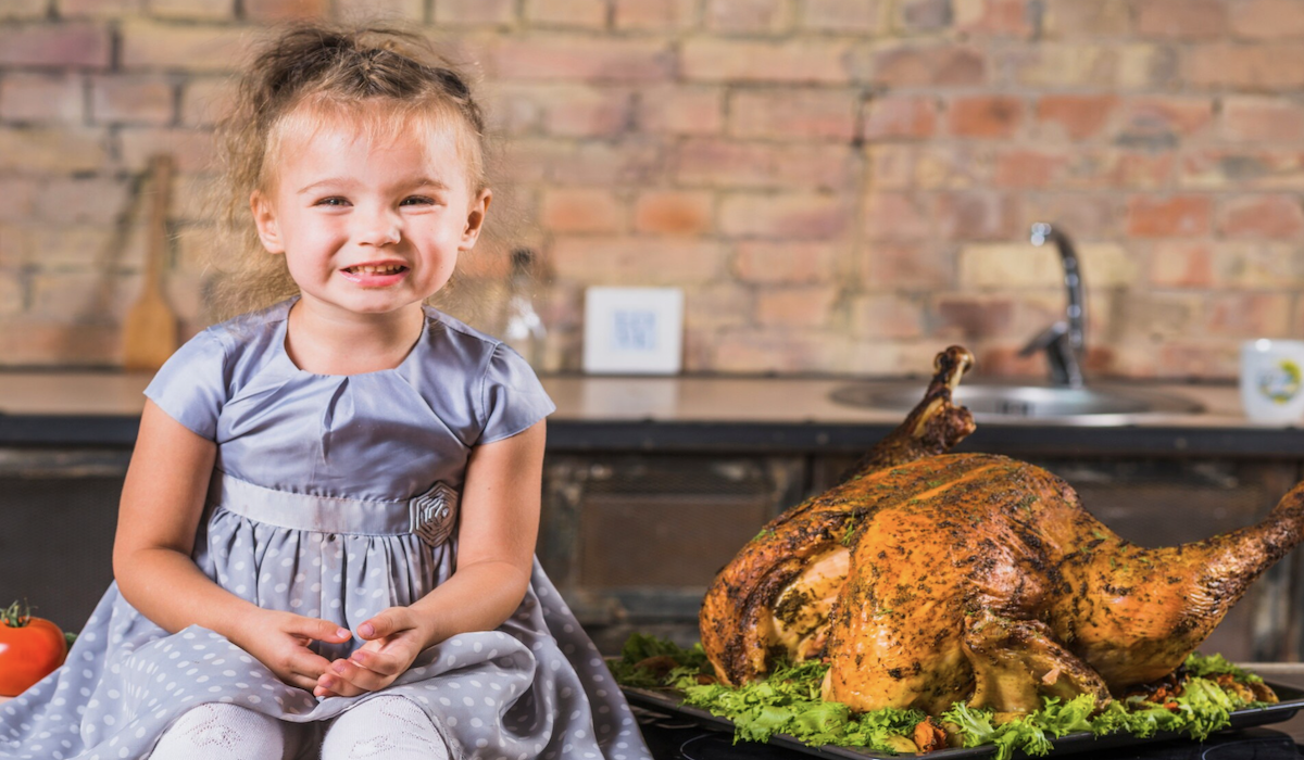 Ilustrasi anak kesulitan makan ayam