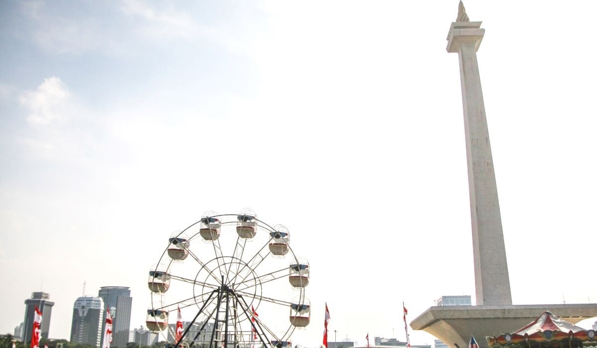  Pekerja tengah merangkai wahana hiburan rakyat di area Pasar Malam di Silang Monas, Jakarta, Kamis (20/06/2024).