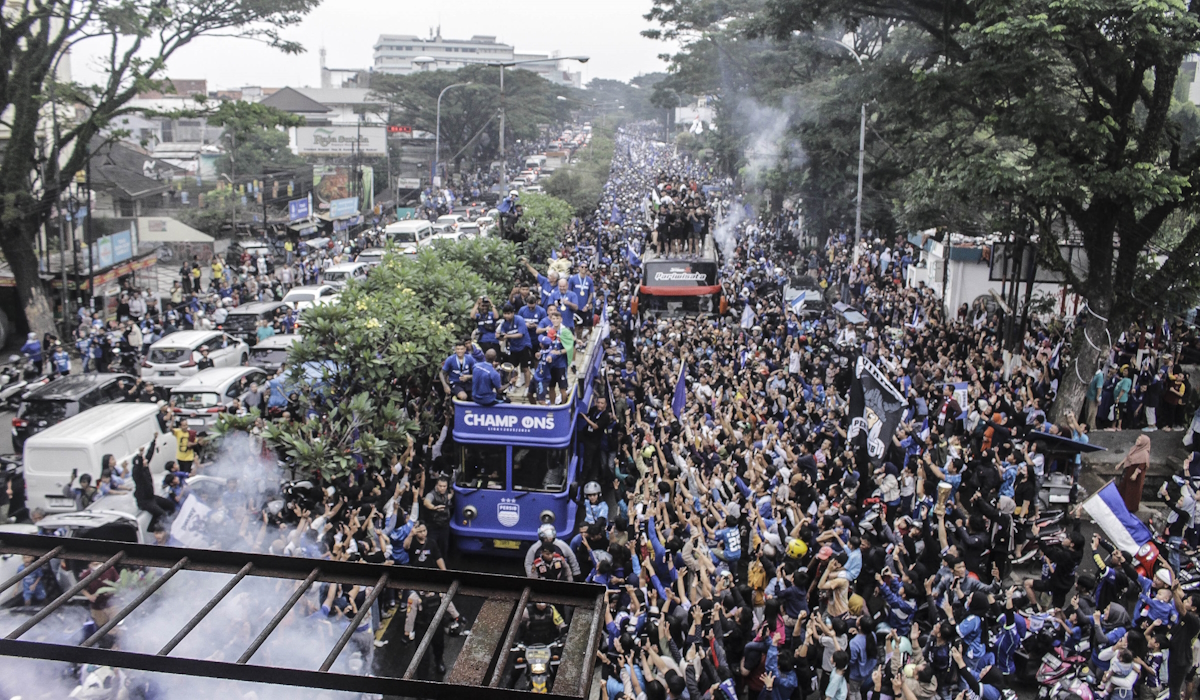Pemain Persib Bandung berada di atas bus saat mengikuti arak-arakan Juara Liga 1 2024 di Jalan Dr Djunjunan, Kota Bandung, Jawa Barat 