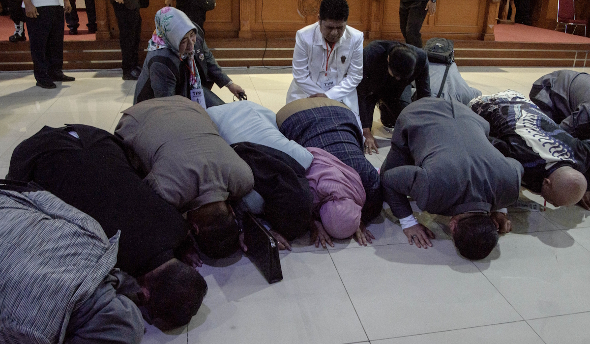Tim kuasa hukum Pegi Setiawan sujud sukur usai sidang putusan gugatan praperadilan 