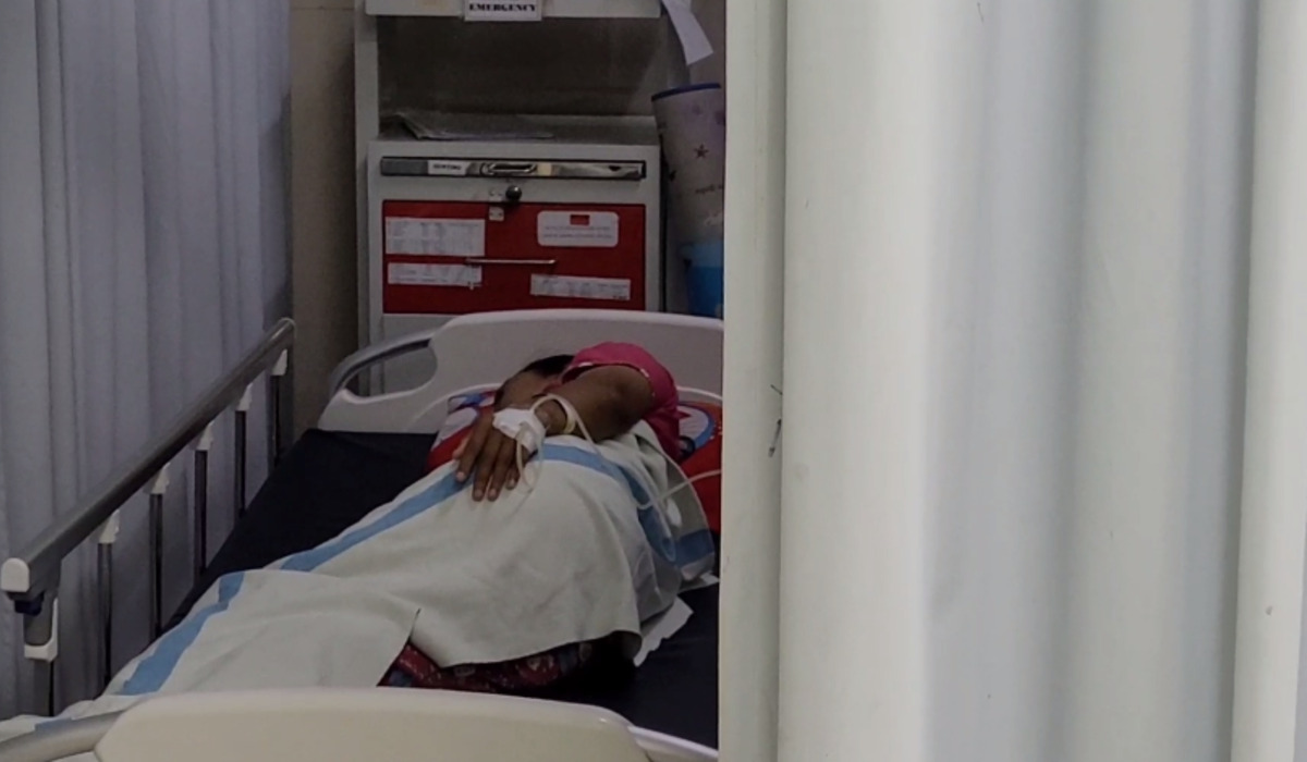 Salah satu karyawan pabrik tekstil PT Seijin yang dirawat karena keracunan makanan.