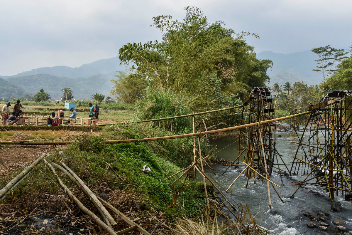 Petani membuat kincir air di Kampung Sukasirna, Kabupaten Tasikmalaya, Jawa Barat