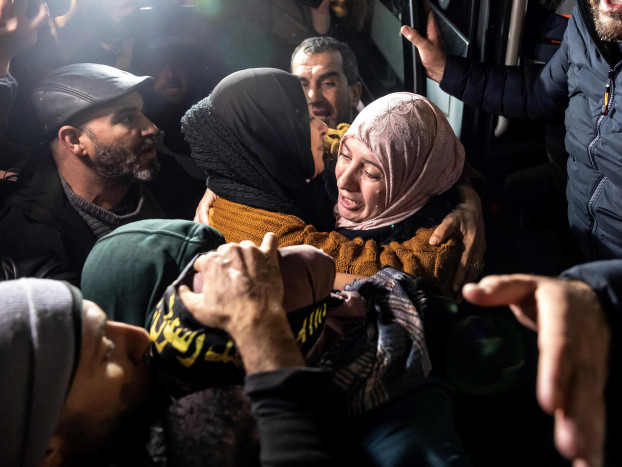 Seorang tahanan wanita Palestina memeluk kerabat pendukung dan kerabatnya setelah dibebaskan dari penjara Israel dengan imbalan sandera. 
