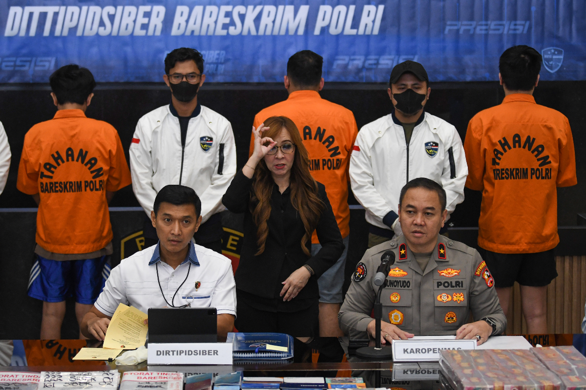 Direktur Tindak Pidana Siber Bareskrim Polri Brigjen Himawan Bayu Aji (kiri) dan Kepala Biro Penerangan Masyarakat Divisi Humas Polri Brigje