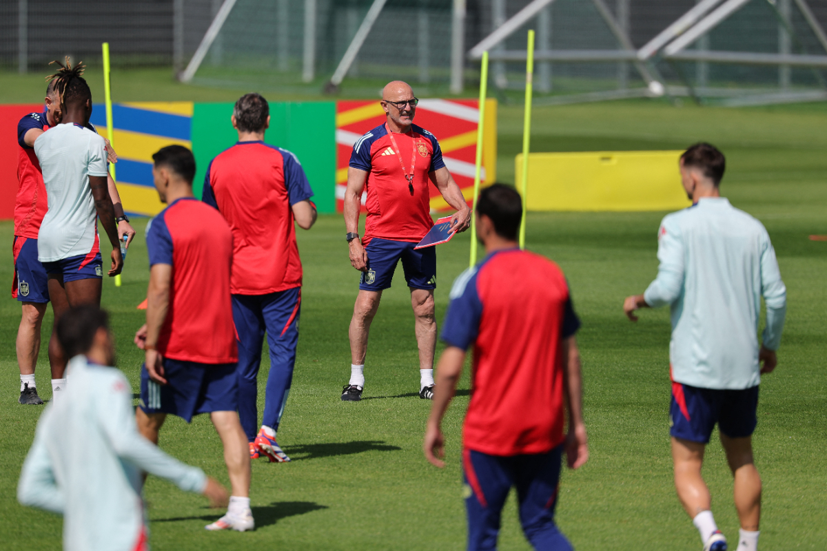 Pelatih kepala Spanyol Luis de la Fuente (tengah) mengawasi timnya selama sesi latihan MD-1 di base camp tim di Donaueschingen, pada 19 Juni