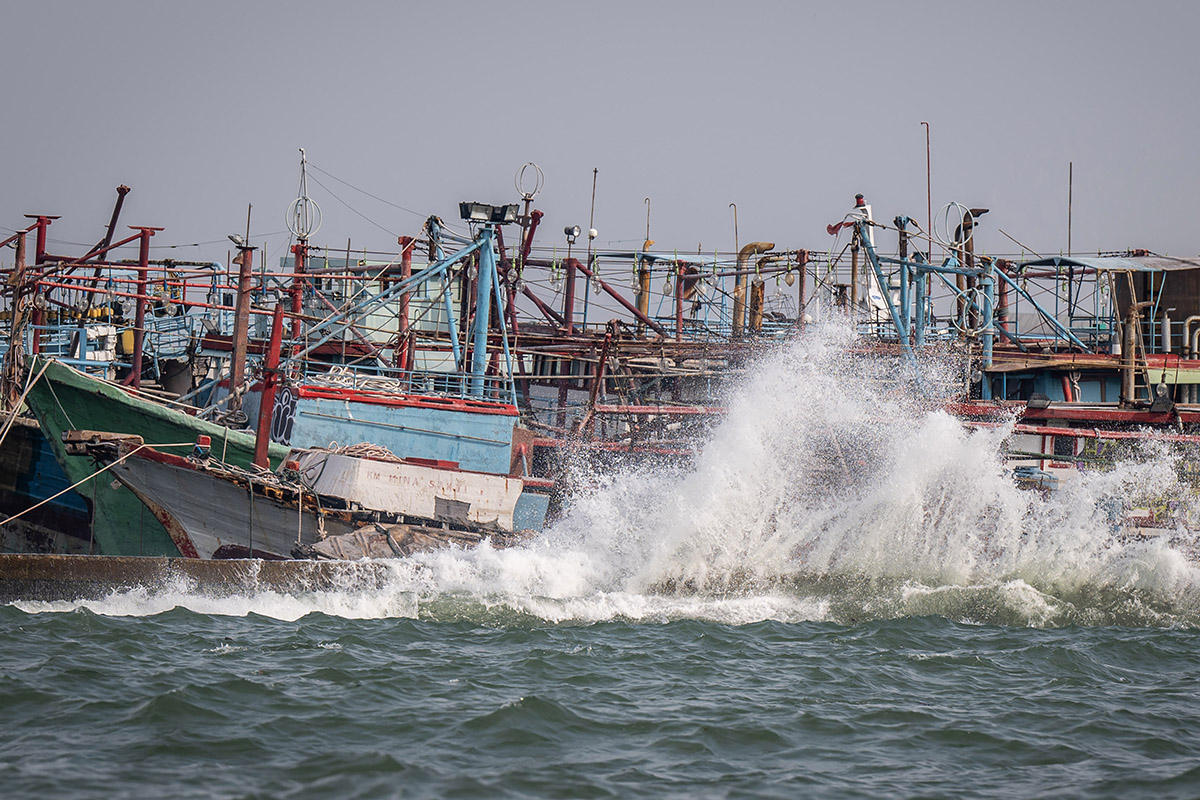 Gelombang tinggi menghantam pemecah ombak di Dermaga Muara Baru, Jakarta, Selasa (12/3).