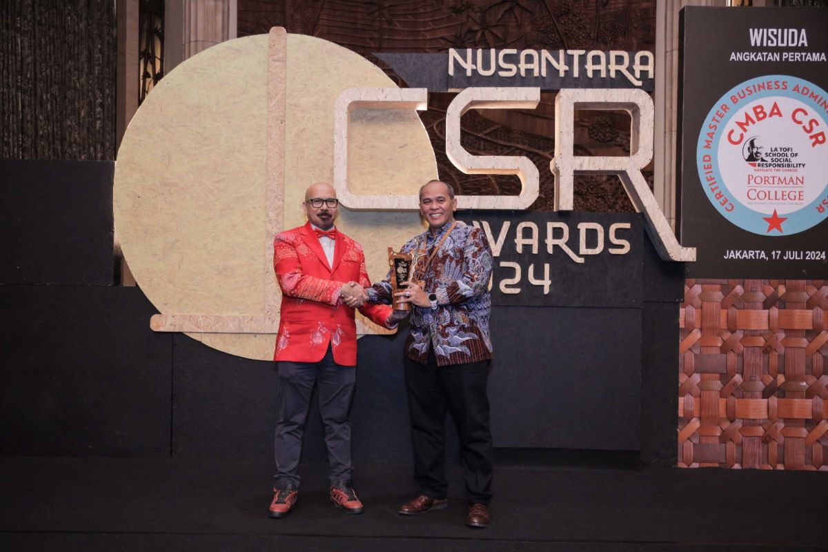 Direktur Utama Indra Karya Gok Ari Joso menerima penghargaan CSR Award 2024.