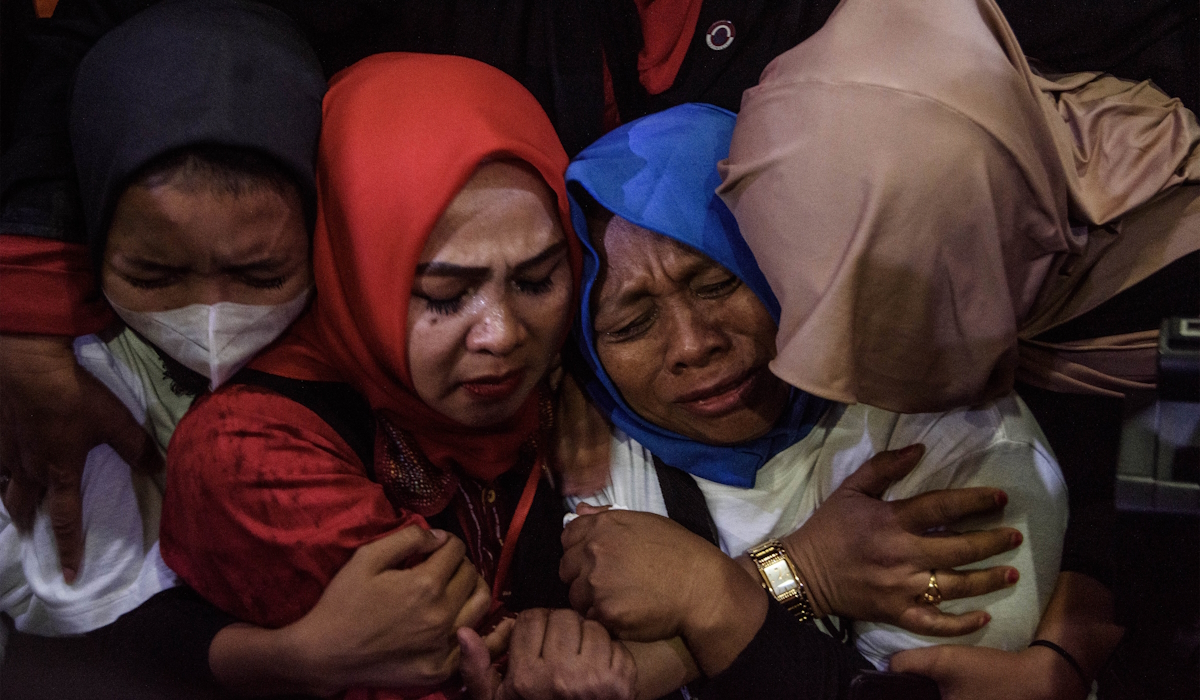 Kerabat dan tim kuasa hukum memeluk orang tua Pegi Setiawan, Kartini (kedua kanan)