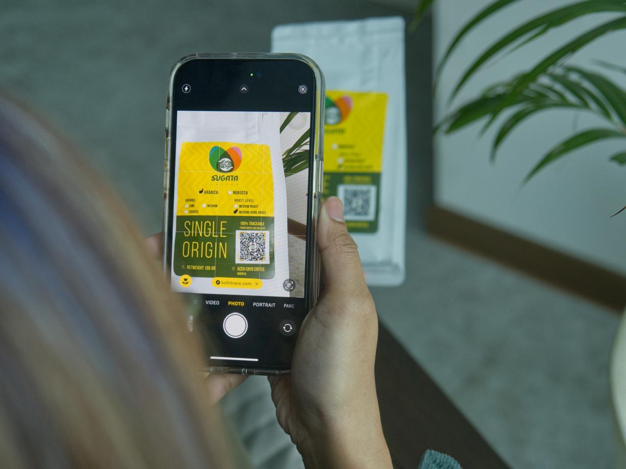 Kode QR ini memungkinkan konsumen menelusuri rantai pasokan untuk memastikan produk mendukung prinsip keberlanjutan.  