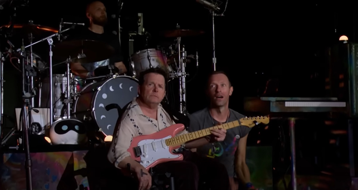 Michael J. Fox tampil bersama Coldplay di Festival Glastonbury 2024, membawakan lagu 