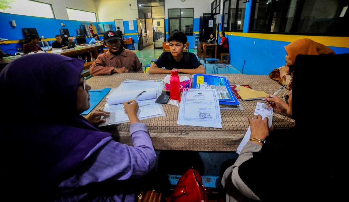Calon siswa mendaftar Penerimaan Peserta Didik Baru (PPDB) 2024 di SMK PGRI 1 Kota Serang, Banten, Kamis (11/7/2024).