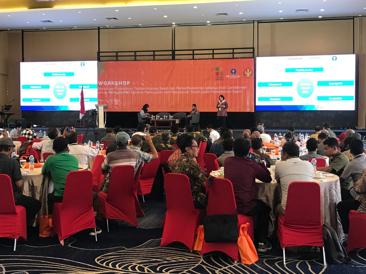 Kepala Pusat Penelitian SBRC IPB, Erliza Hambali (tengah) memberikan pemaparan pada sosialisasi di Palu, Sulawesi Tengah