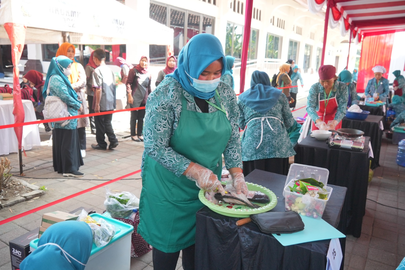 Ibu-ibu perwakilan TP PKK Kecamatan saat lomba masak ikan yang digelar DKPP Klaten.