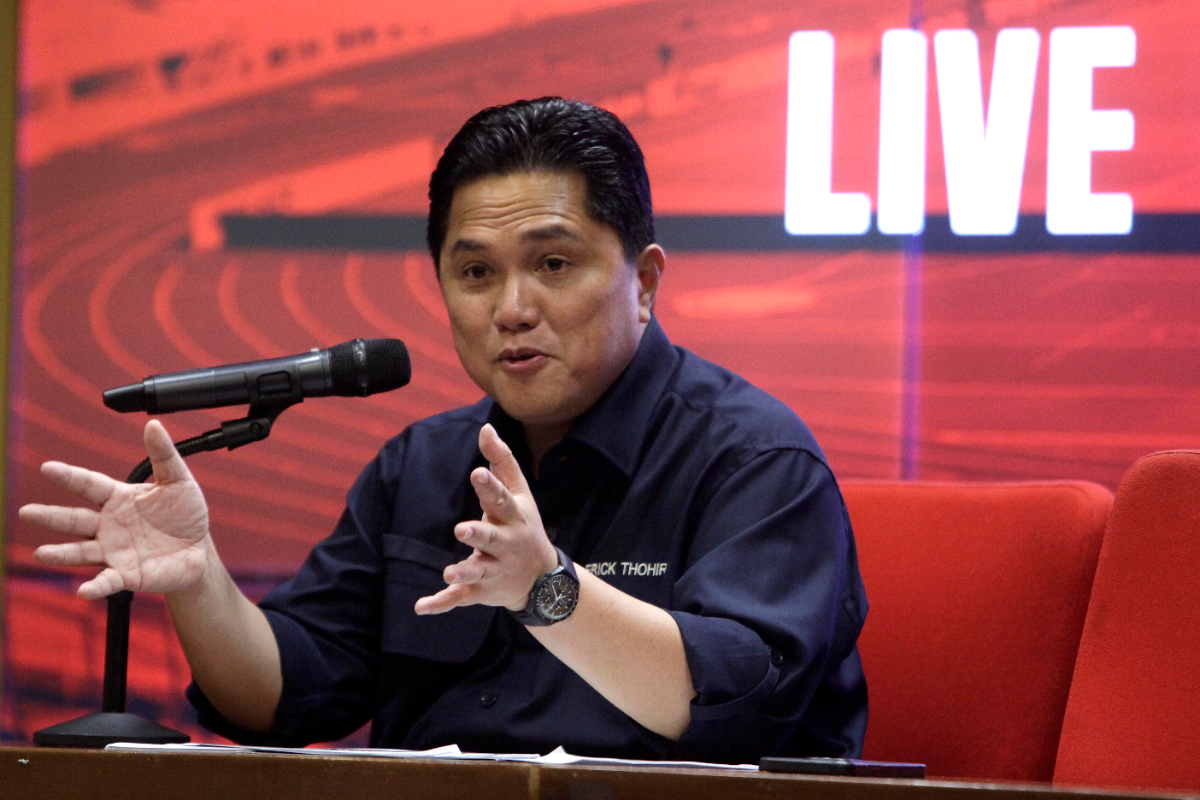 Ketua Umum Persatuan Sepakbola Seluruh Indonesia (PSSI) Erick Thohir (tengah) menjawab pertanyaan wartawan saat menyampaikan keterangan pers